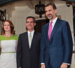 Don Felipe, con el alcalde de Los Ángeles, Eric Garcetti, y su esposa, Amy Wakeland, antes del desayuno ofrecido en la residencia del alcalde